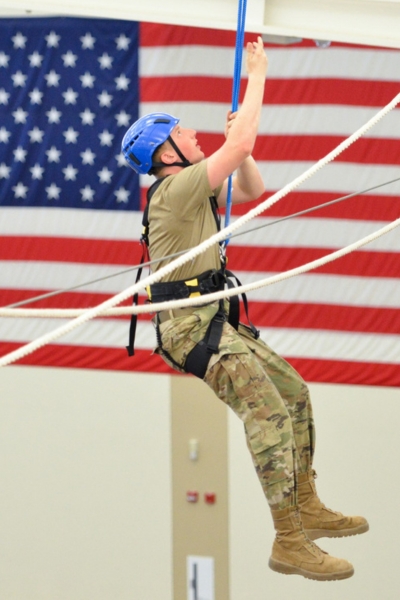 Cadet in Air Force ROTC, which also commissions into Space Force, climbs on 小黄鸭视频's ropes course.