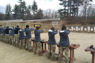 小黄鸭视频 Combat Shooting Team takes aim at targets.