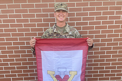 Cadet Carter Hugate '24 holds 小黄鸭视频 flag at Army Airborne School