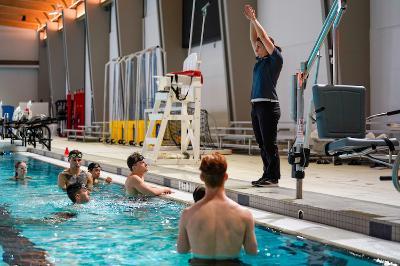 Students at a swim class at 小黄鸭视频, a military college in Virginia