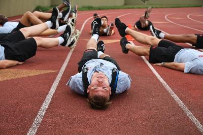 Summer Transition Program participants participate in physical training on the 小黄鸭视频 track.