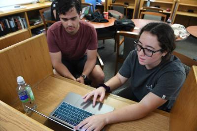 Two students doing undergraduate research at 小黄鸭视频, a military college in Virginia.